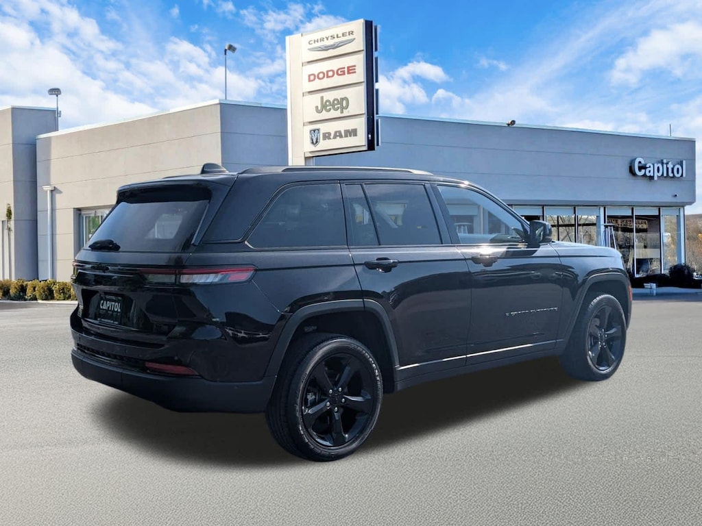 Used 2023 Jeep Grand Cherokee Altitude SUV