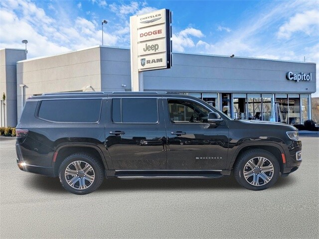 2023 Jeep Wagoneer L Series II photo 2