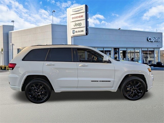 2021 Jeep Grand Cherokee Laredo X photo 2