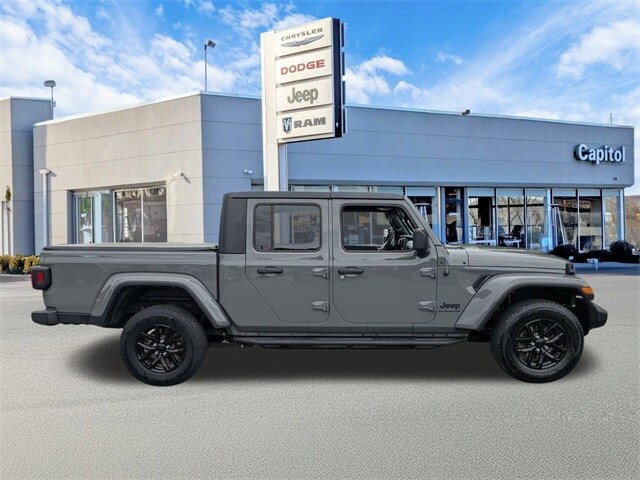 2022 Jeep Gladiator Sport photo 2
