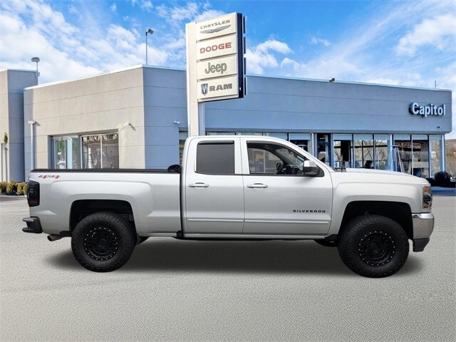 2017 Chevrolet Silverado 1500 LT photo 2