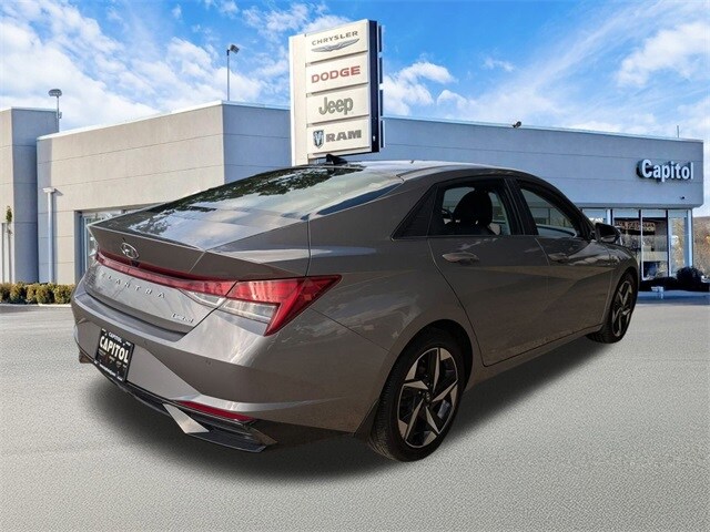 2022 Hyundai Elantra Limited photo 3