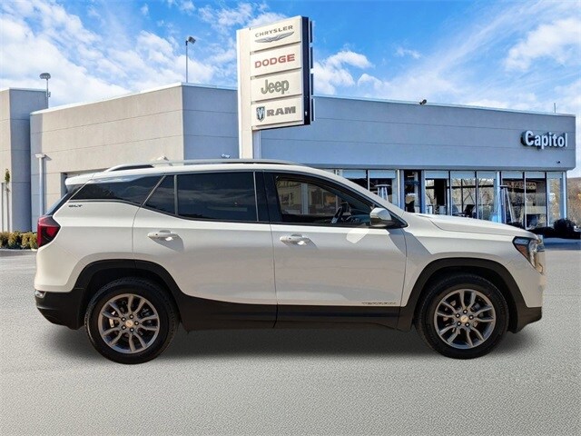 2024 Gmc Terrain SLT photo 2