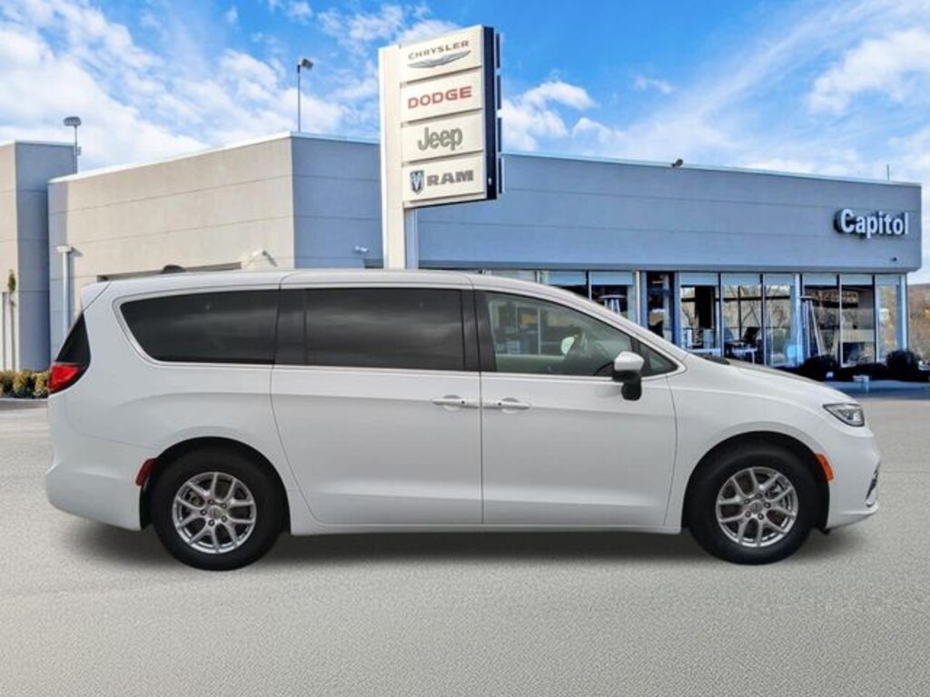 Used 2023 Chrysler Pacifica Touring L Minivan/Van