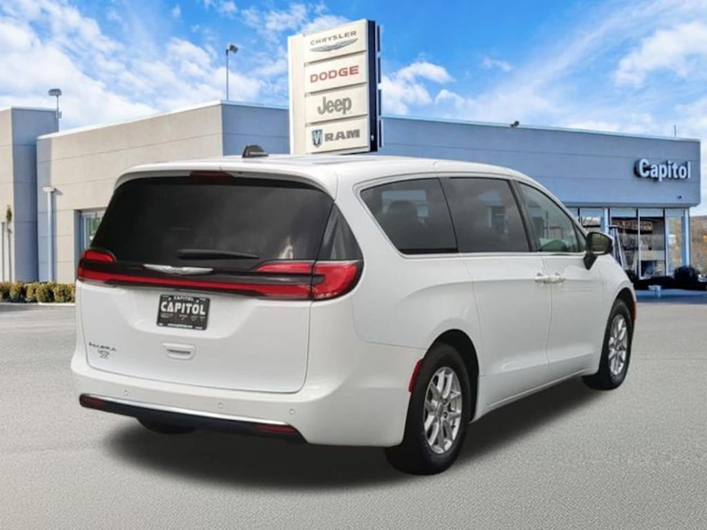 Used 2023 Chrysler Pacifica Touring L Minivan/Van