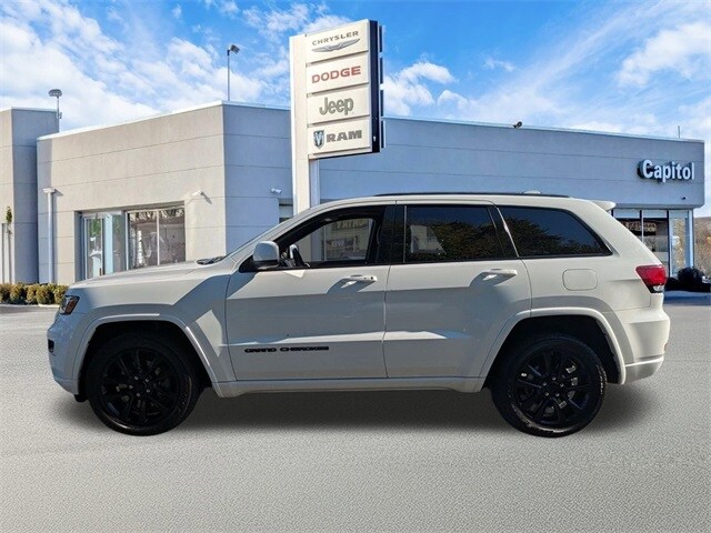 2021 Jeep Grand Cherokee Laredo X photo 2
