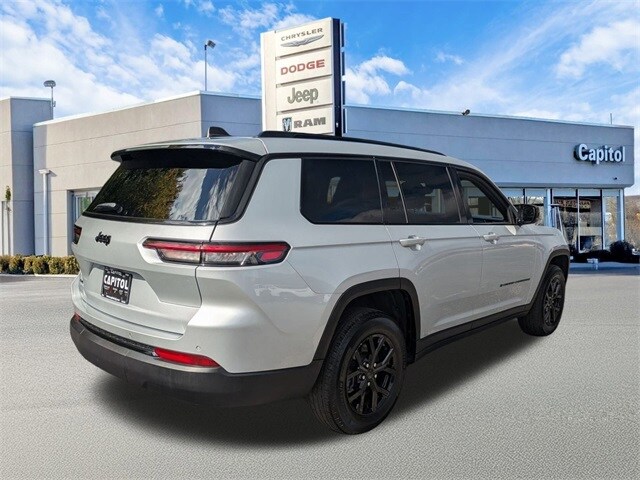 2024 Jeep Grand Cherokee Altitude photo 2