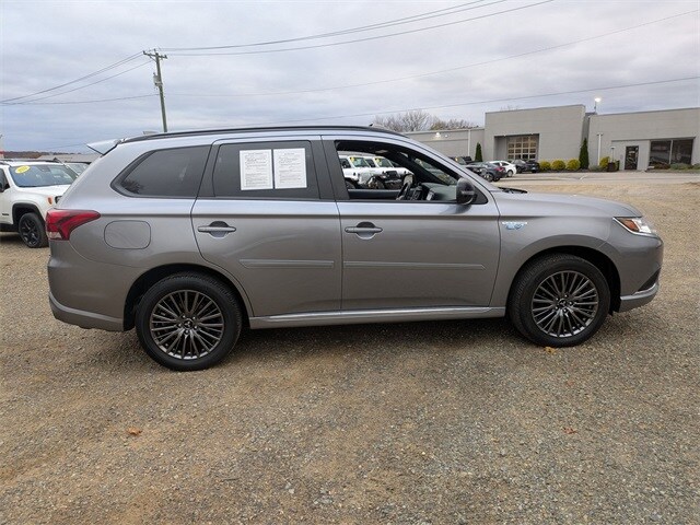 2021 Mitsubishi Outlander PHEV LE photo 2