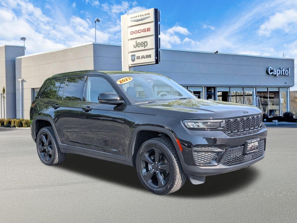 Used 2023 Jeep Grand Cherokee Altitude SUV