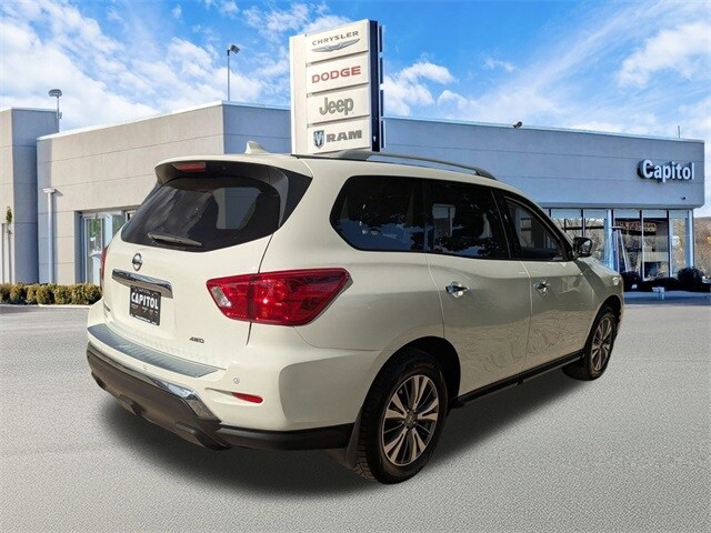 2020 Nissan Pathfinder S photo 2