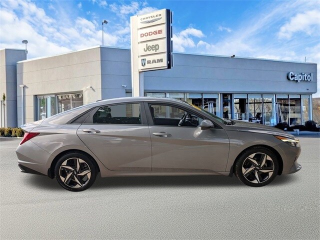 2022 Hyundai Elantra Limited photo 2