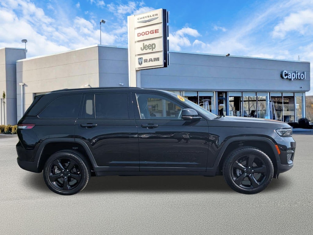 Used 2023 Jeep Grand Cherokee Altitude SUV