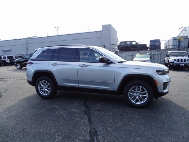 2025 Jeep Grand Cherokee Laredo photo 4