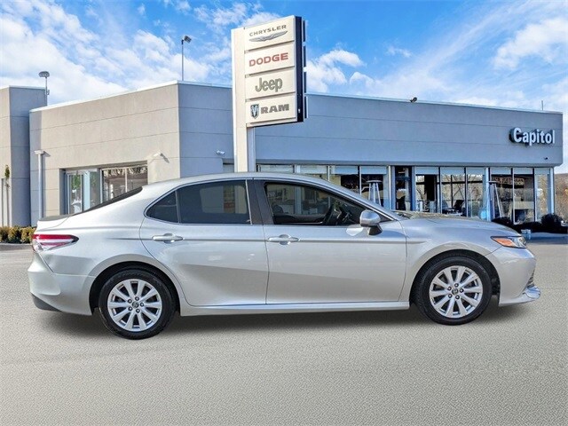 2018 Toyota Camry L photo 2