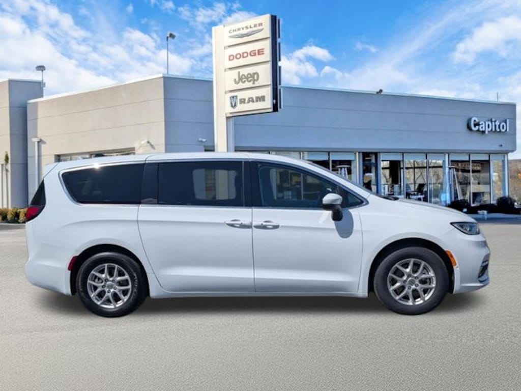 Used 2023 Chrysler Pacifica Touring L Minivan/Van