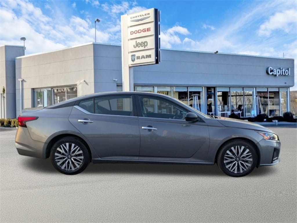 Used 2024 Nissan Altima 2.5 SV Sedan