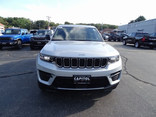 2025 Jeep Grand Cherokee Laredo photo 2