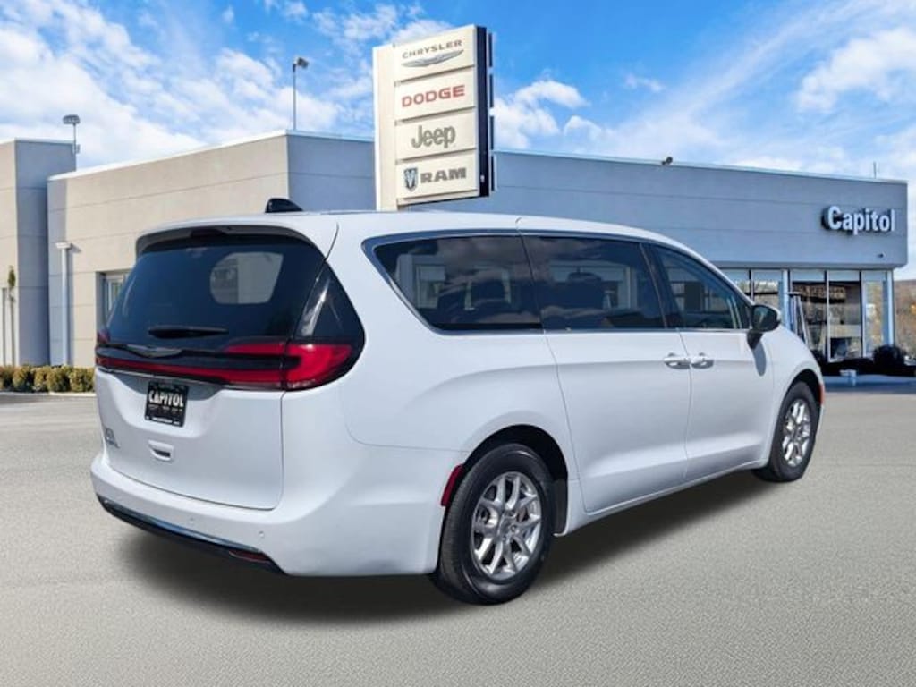 Used 2023 Chrysler Pacifica Touring L Minivan/Van