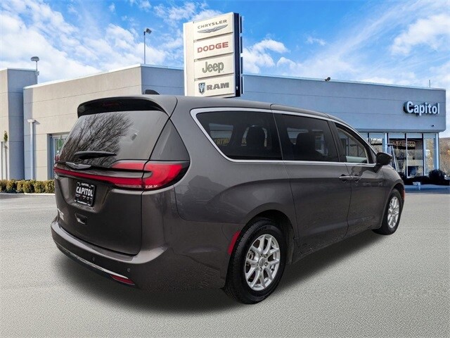 2023 Chrysler Pacifica Touring L photo 3