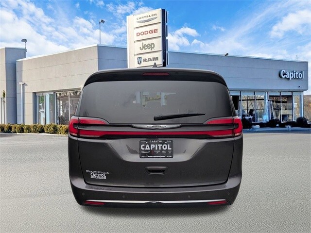 2023 Chrysler Pacifica Touring L photo 4