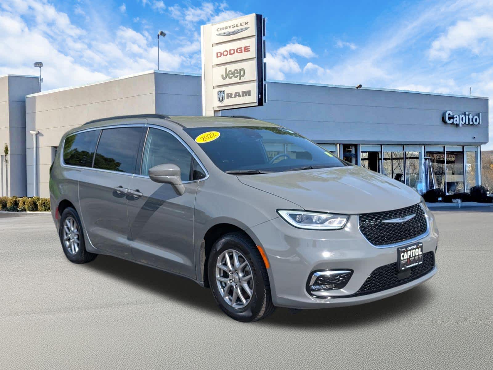 2022 Chrysler Pacifica Touring's photo