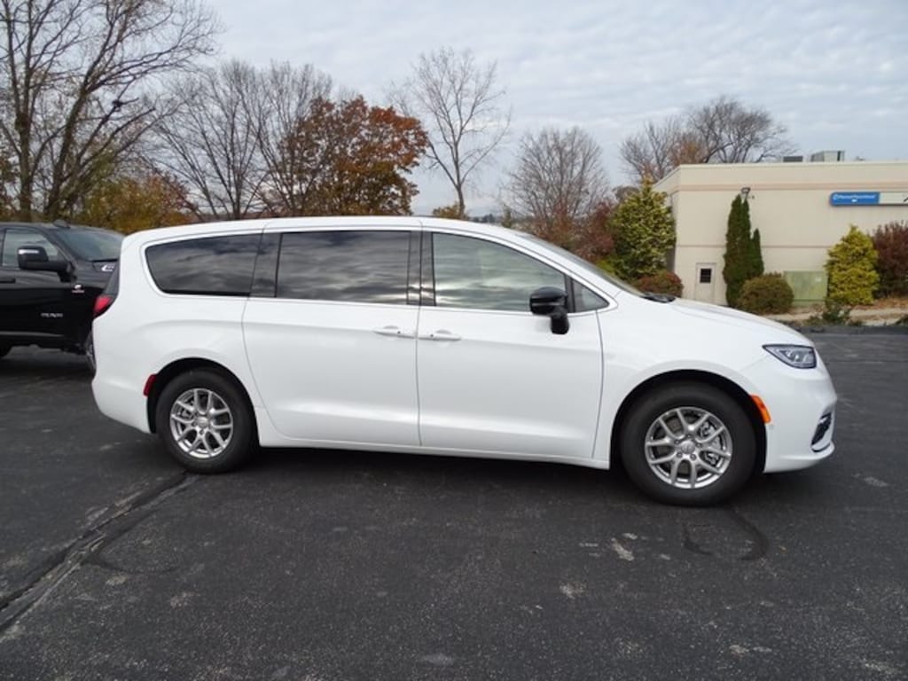 New 2026 Chrysler Pacifica SELECT Passenger Van