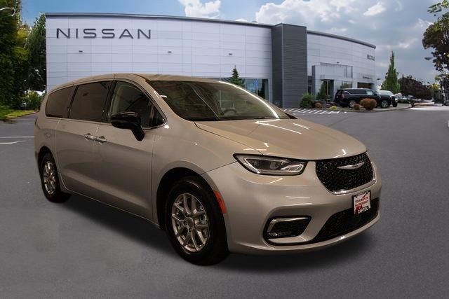 2024 Chrysler Pacifica Touring L's photo