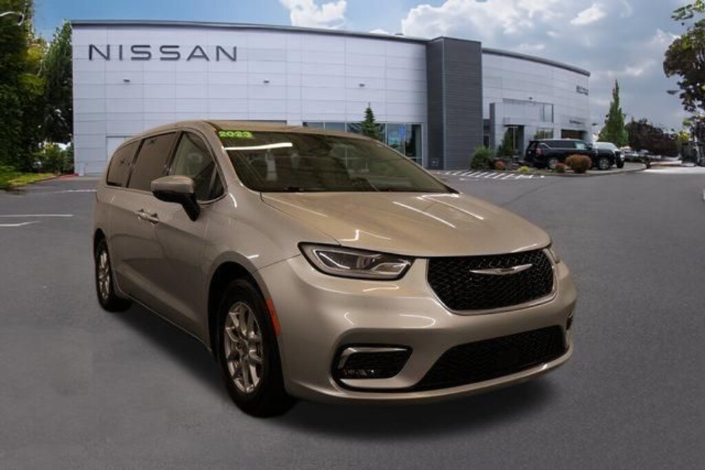 Used 2023 Chrysler Pacifica Touring L Van Passenger Van