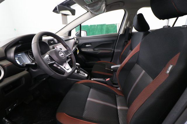 2025 Nissan Versa 1.6 SR photo 4