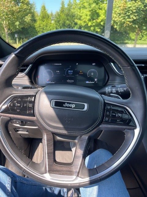 2023 Jeep Grand Cherokee Overland photo 2
