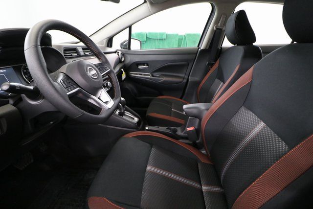 2025 Nissan Versa 1.6 SR photo 4