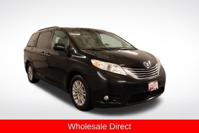 2016 Toyota Sienna XLE's photo