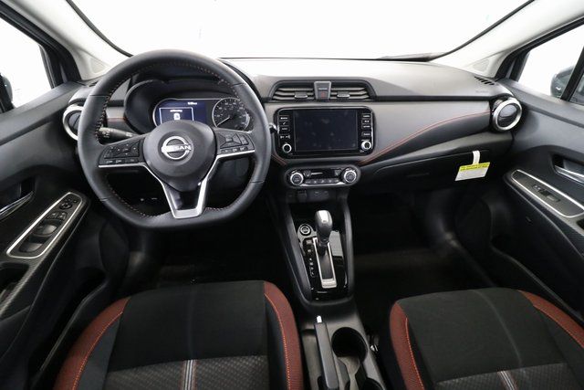2025 Nissan Versa 1.6 SR photo 3