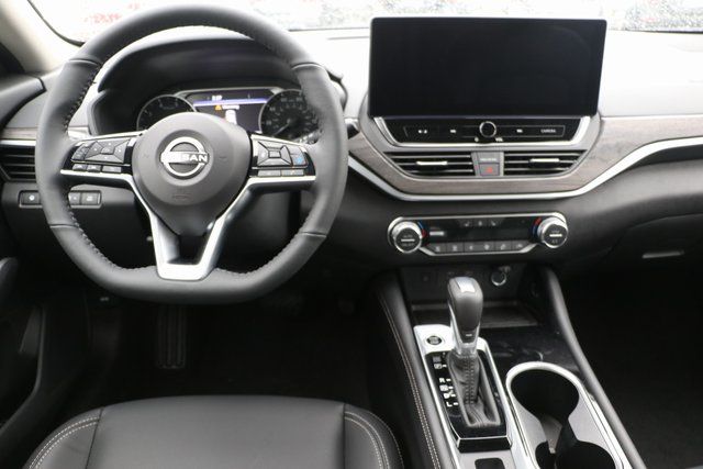 2025 Nissan Altima SL photo 3