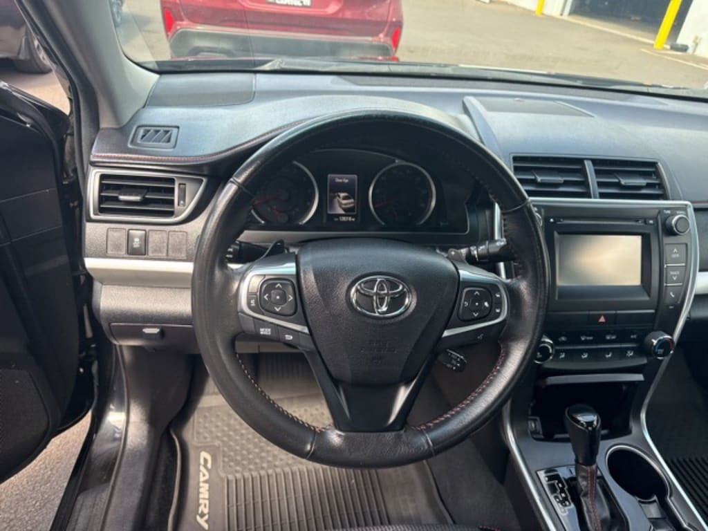 Used 2017 Toyota Camry SE Sedan