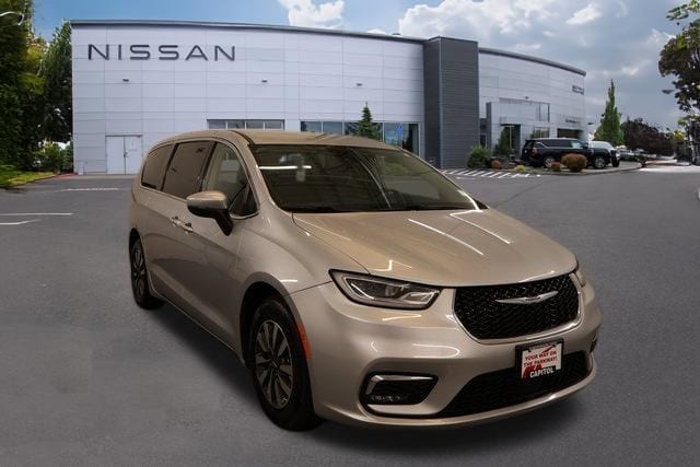2023 Chrysler Pacifica Hybrid Touring L Hybrid's photo