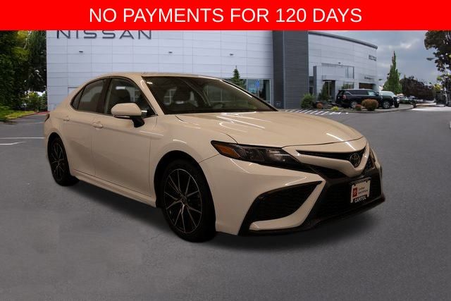 2023 Toyota Camry SE's photo