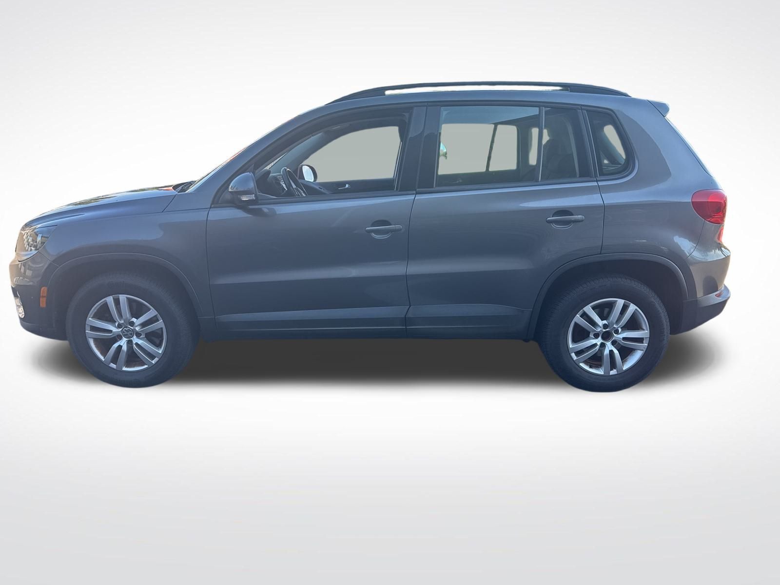 2015 Volkswagen Tiguan S photo 2
