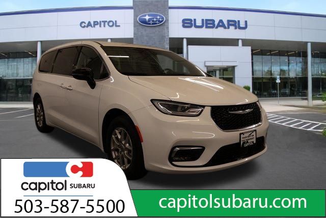 2025 Chrysler Pacifica Select's photo