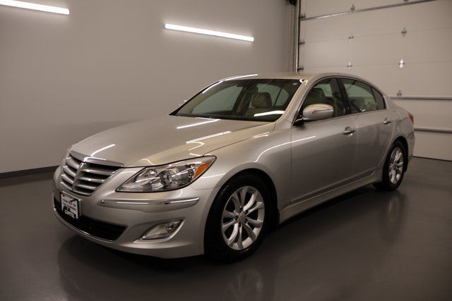 2013 Hyundai Genesis 3.8 photo 2