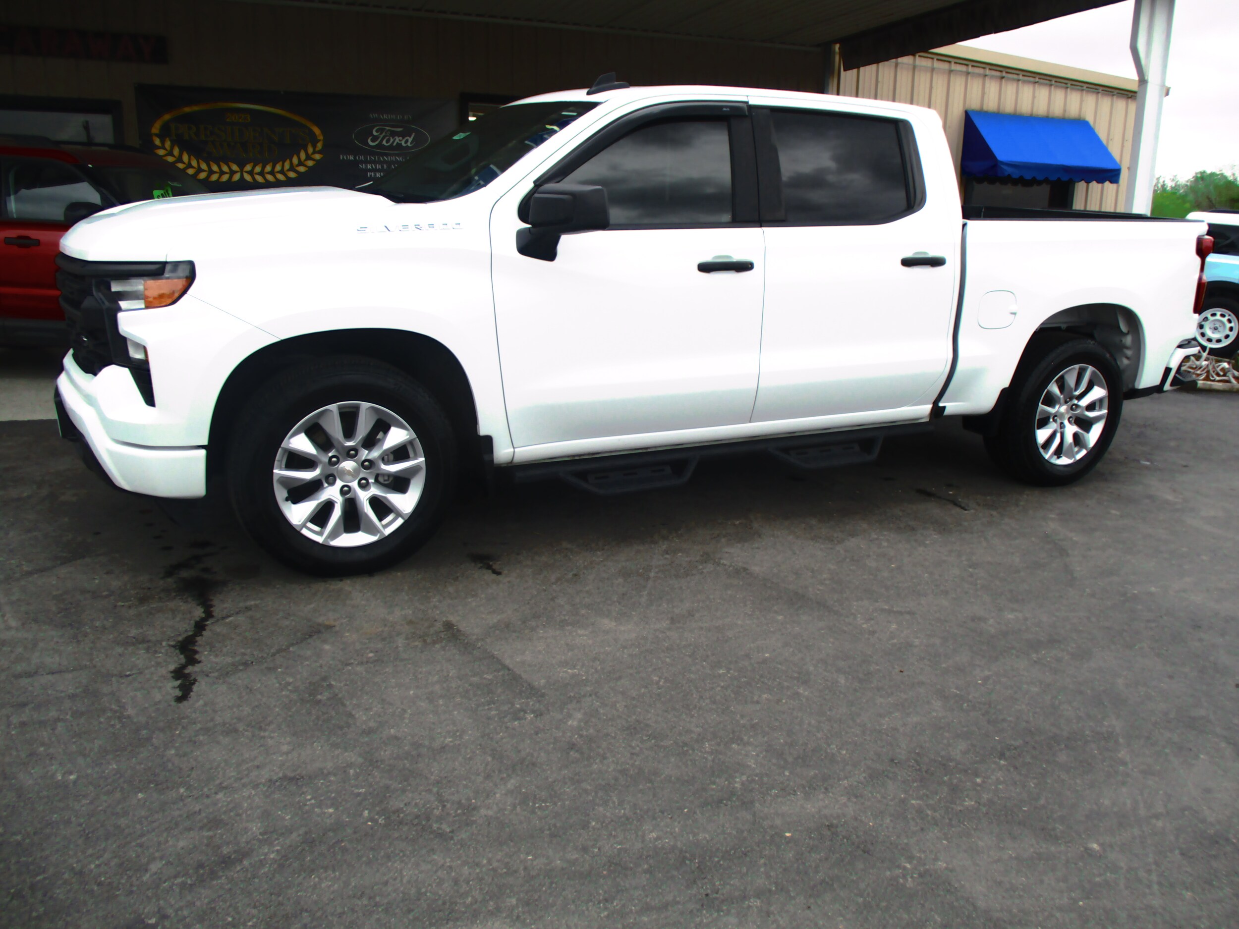 2023 Chevrolet Silverado 1500 Custom photo 2