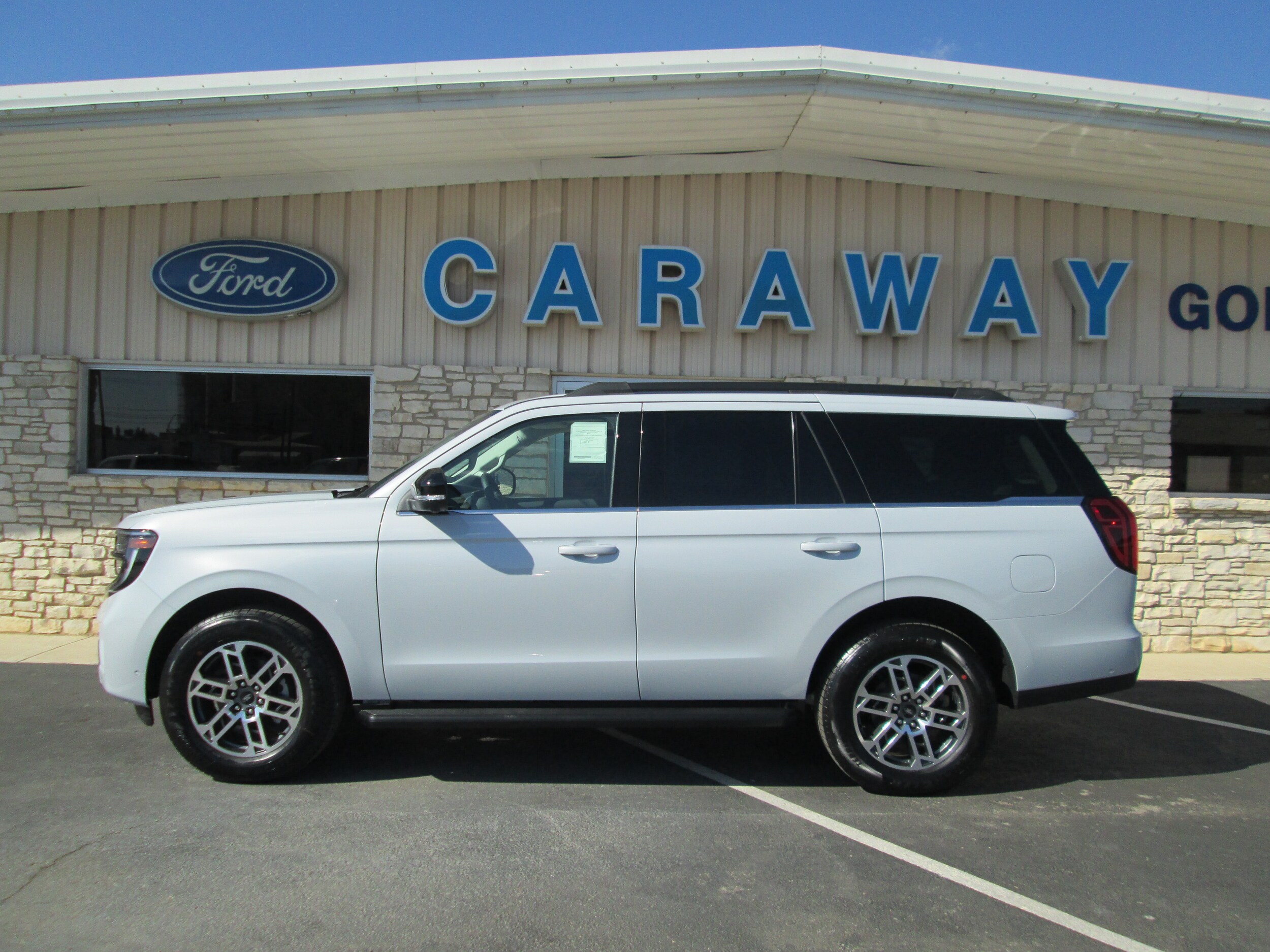 2025 Ford Expedition photo 2