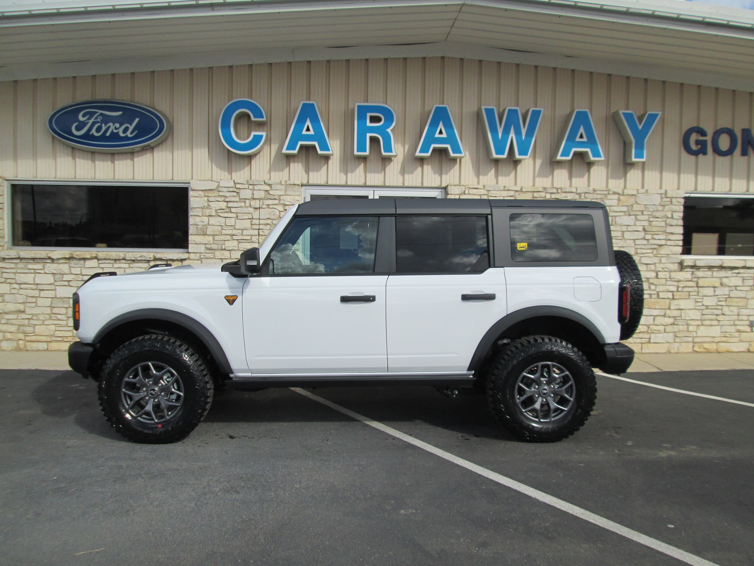 2025 Ford Bronco Badlands photo 2