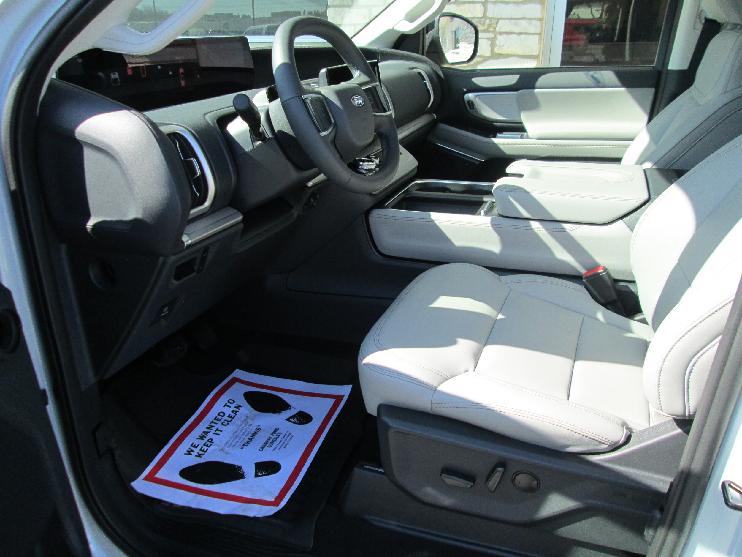 2025 Ford Expedition photo 3