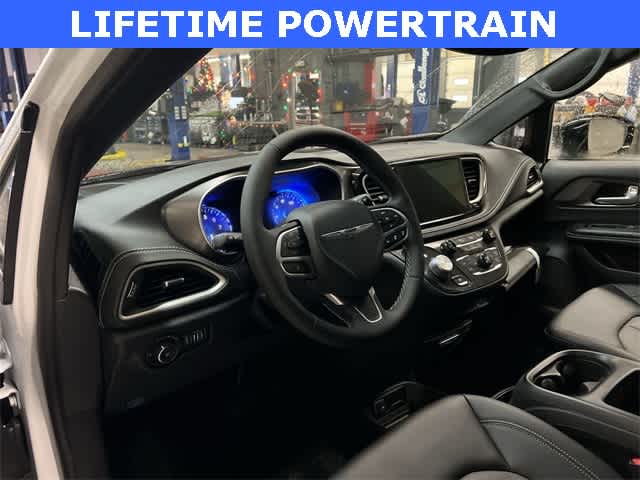 Thumbnail: 2026 Chrysler Pacifica - 10