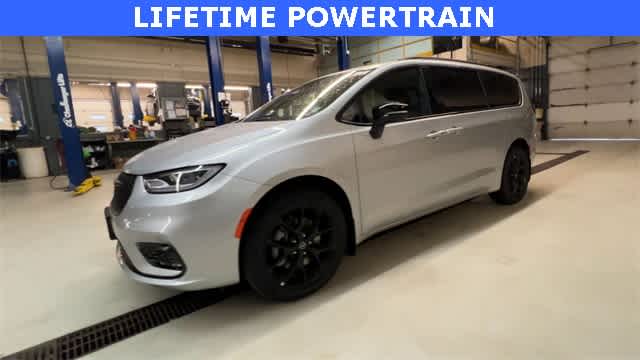 Thumbnail: 2026 Chrysler Pacifica - 4