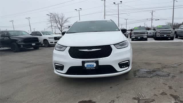 Thumbnail: 2026 Chrysler Pacifica - 3