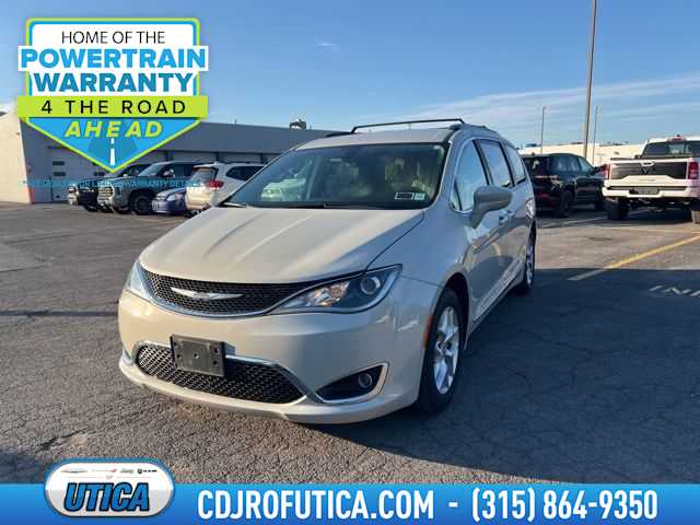 2017 Chrysler Pacifica Touring L -
                  Yorkville, NY