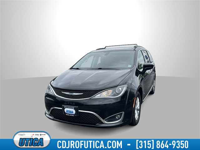 2017 Chrysler Pacifica Touring L -
                  Yorkville, NY