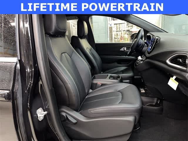 Thumbnail: 2026 Chrysler Pacifica - 19